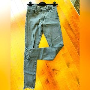 AG #1 Farrah Highwaisted Frayed Ankle